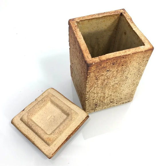 Patrick Kennedy Newark Vermont Handmade Pottery Container with Lid - Picture 6 of 12